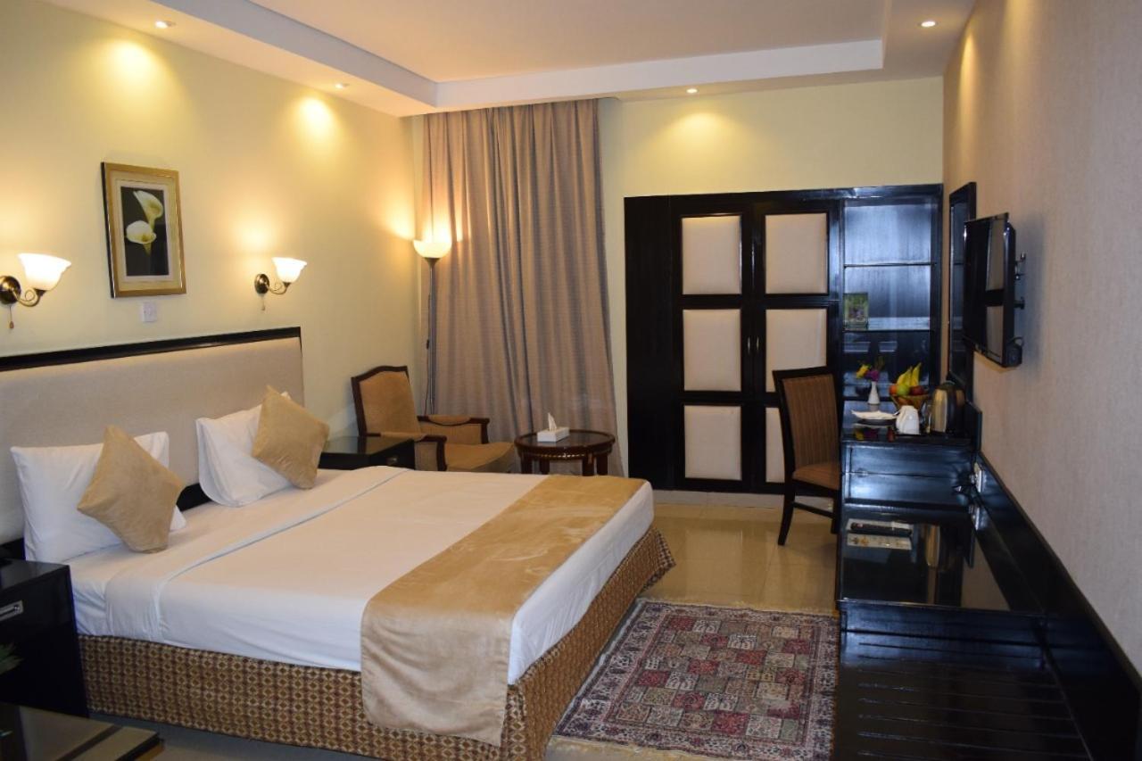 Palm Beach Hotel Дубай Екстериор снимка